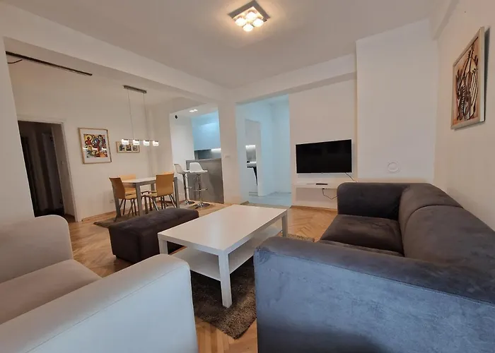 Bright, Modern - 2 Bedroom Condo