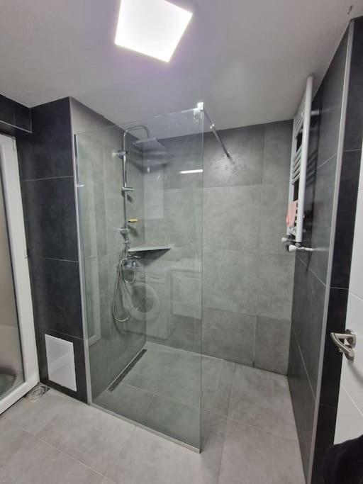 Bright, Modern - 2 Bedroom *